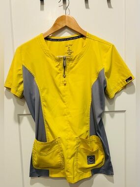 Koi lite Women’s Yellow & Gray Short Sleeve Zip-Front Scrub Top nurse medical M